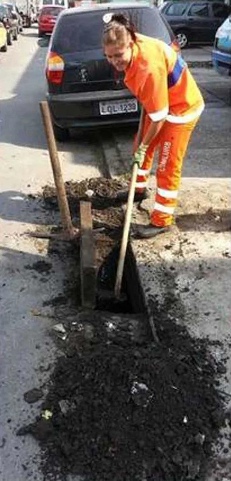 'SEKSI SMETLARKA' OSVOJILA INTERNET: Slikat će se i gola ako joj ponude dobre 'pare'