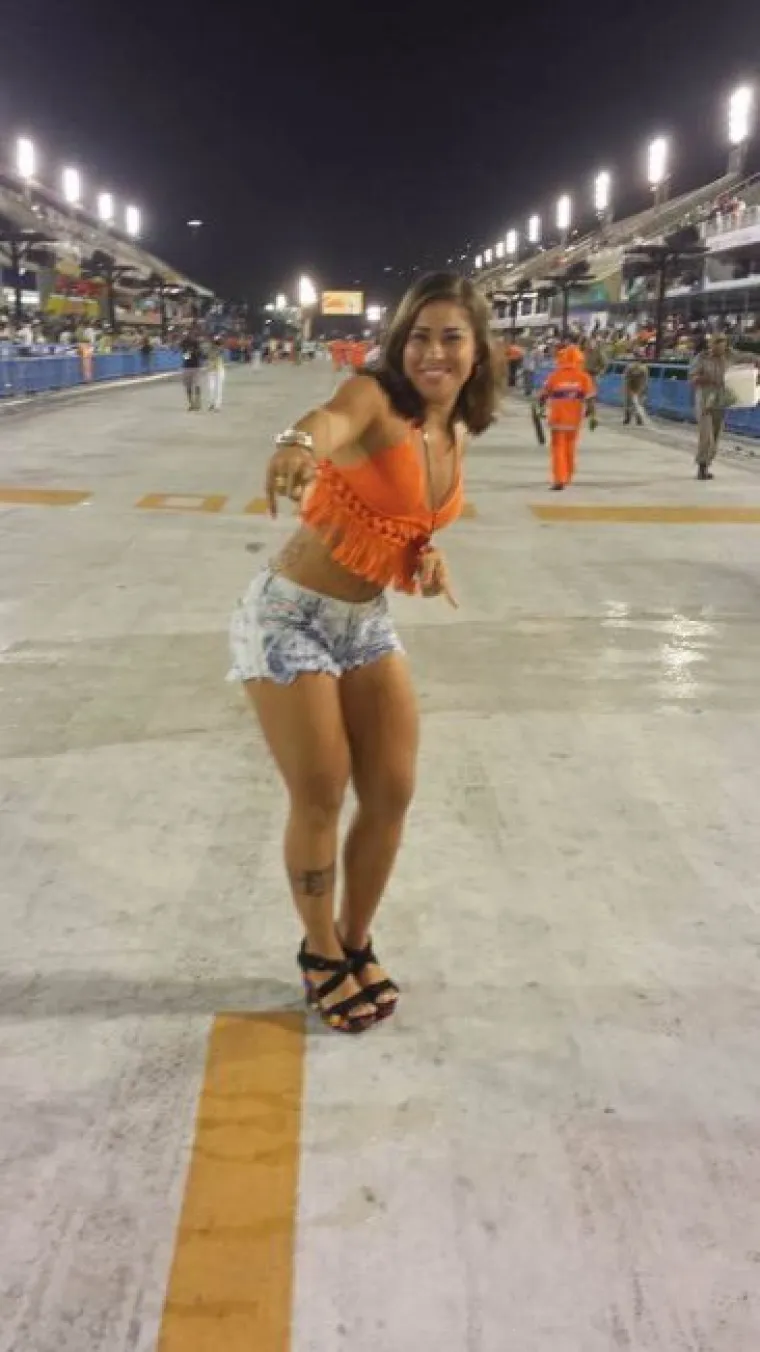 'SEKSI SMETLARKA' OSVOJILA INTERNET: Slikat će se i gola ako joj ponude dobre 'pare'