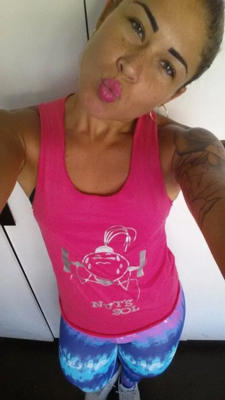 'SEKSI SMETLARKA' OSVOJILA INTERNET: Slikat će se i gola ako joj ponude dobre 'pare'