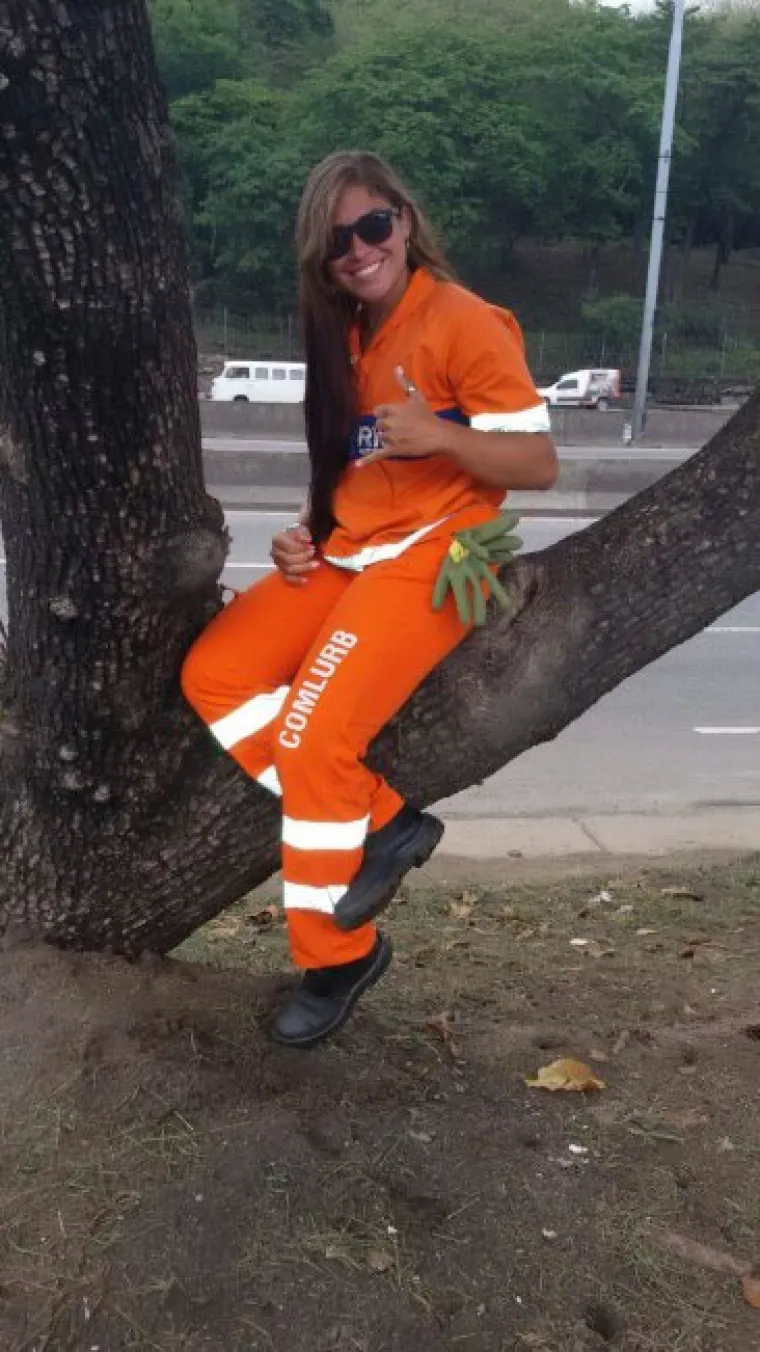 'SEKSI SMETLARKA' OSVOJILA INTERNET: Slikat će se i gola ako joj ponude dobre 'pare'