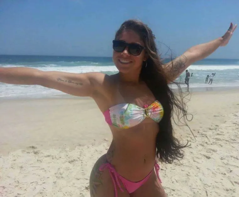 'SEKSI SMETLARKA' OSVOJILA INTERNET: Slikat će se i gola ako joj ponude dobre 'pare'