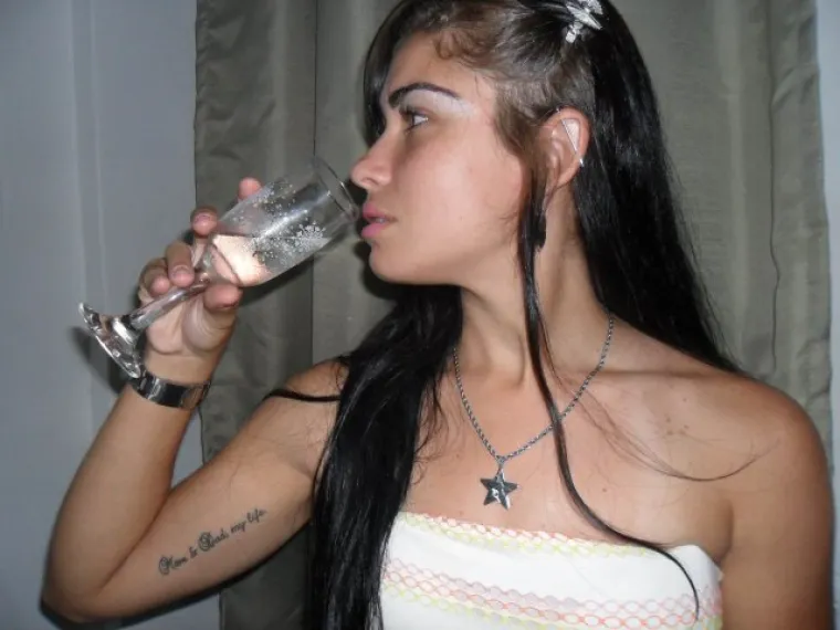 'SEKSI SMETLARKA' OSVOJILA INTERNET: Slikat će se i gola ako joj ponude dobre 'pare'