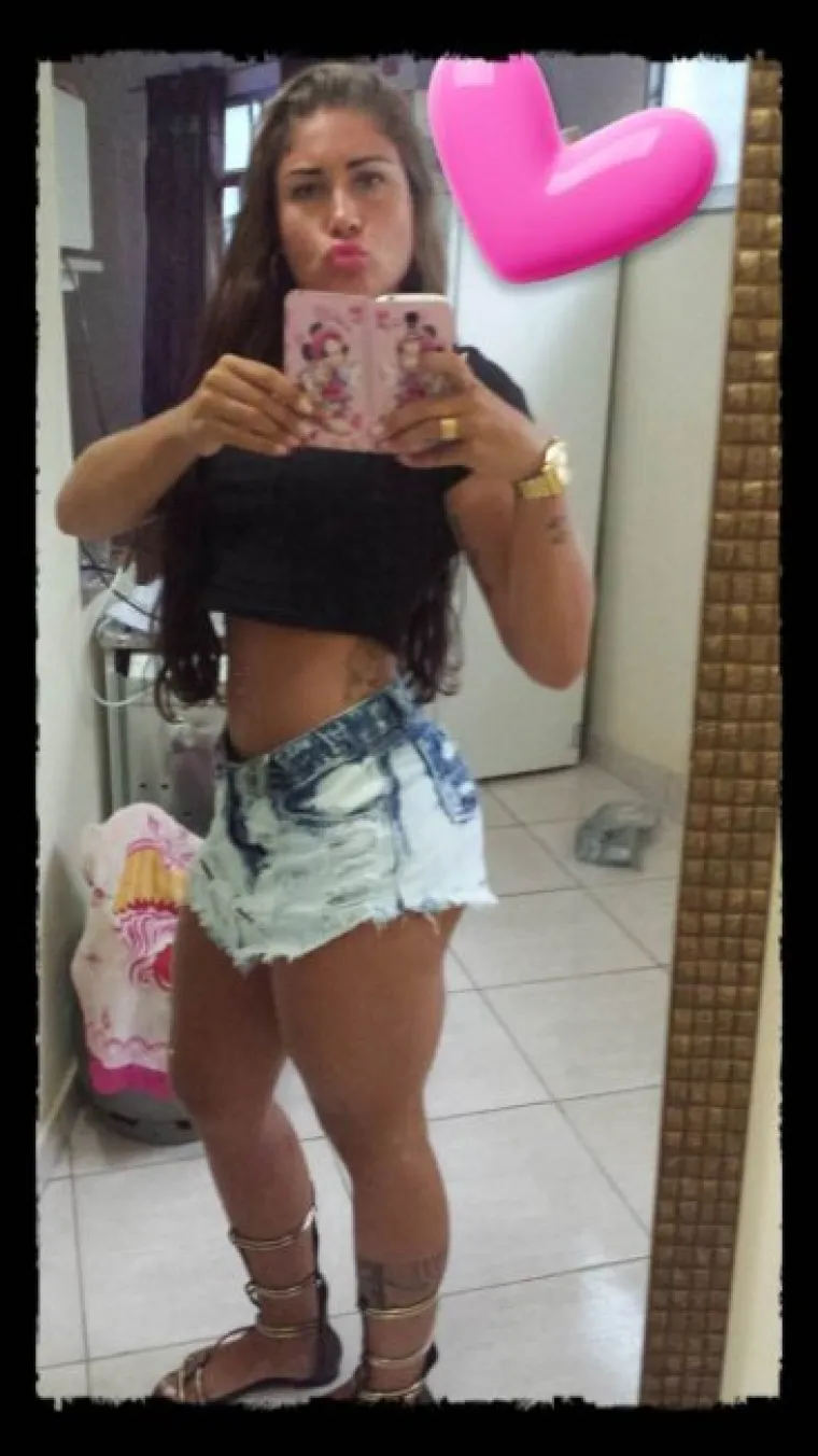 'SEKSI SMETLARKA' OSVOJILA INTERNET: Slikat će se i gola ako joj ponude dobre 'pare'