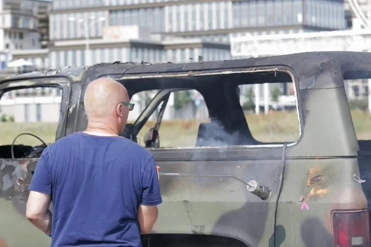 Na parkiralištu sa sjeverne strane Inine zgrade, a preko puta Bundek centra, pod nadzorom zagrebackih vatrogasaca zapaljeni su automobili i oprema za potrebe snimanja filma Luca Bessona The Lake.