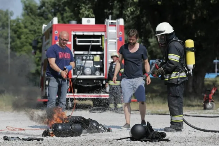 Na parkiralištu sa sjeverne strane Inine zgrade, a preko puta Bundek centra, pod nadzorom zagrebackih vatrogasaca zapaljeni su automobili i oprema za potrebe snimanja filma Luca Bessona The Lake.