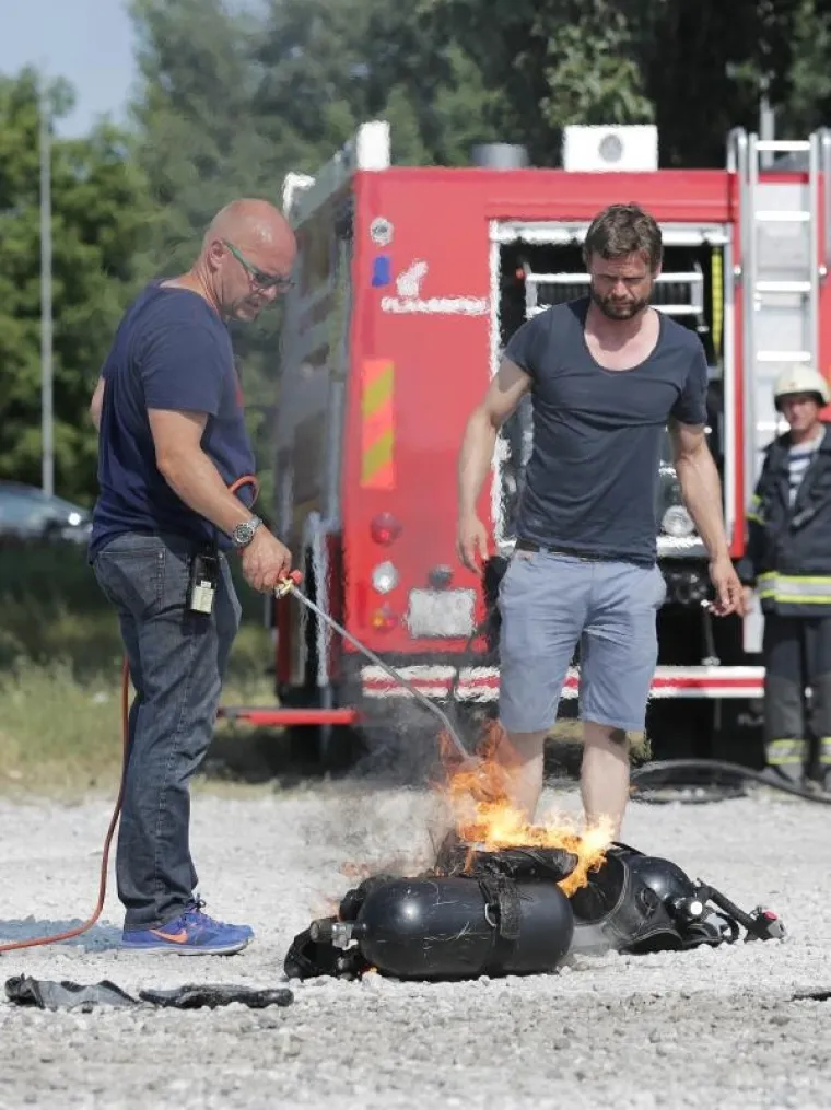 Na parkiralištu sa sjeverne strane Inine zgrade, a preko puta Bundek centra, pod nadzorom zagrebackih vatrogasaca zapaljeni su automobili i oprema za potrebe snimanja filma Luca Bessona The Lake.