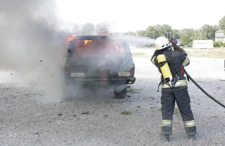 Na parkirali&scaron;tu sa sjeverne strane Inine zgrade, a preko puta Bundek centra, pod nadzorom zagrebackih vatrogasaca zapaljeni su automobili i oprema za potrebe snimanja filma Luca Bessona The Lake.