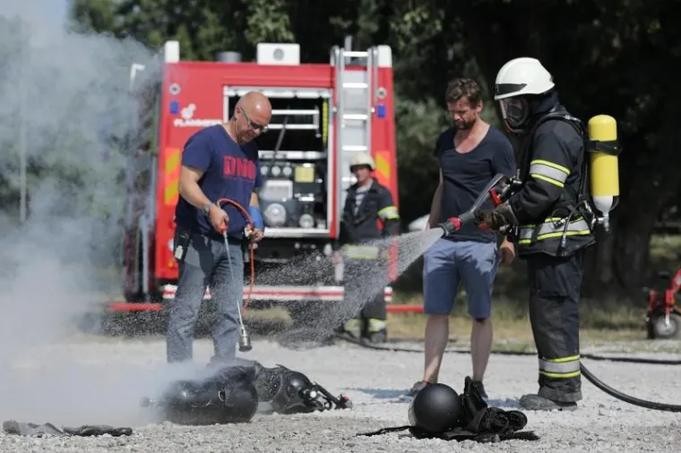 Na parkirali&scaron;tu sa sjeverne strane Inine zgrade, a preko puta Bundek centra, pod nadzorom zagrebackih vatrogasaca zapaljeni su automobili i oprema za potrebe snimanja filma Luca Bessona The Lake.