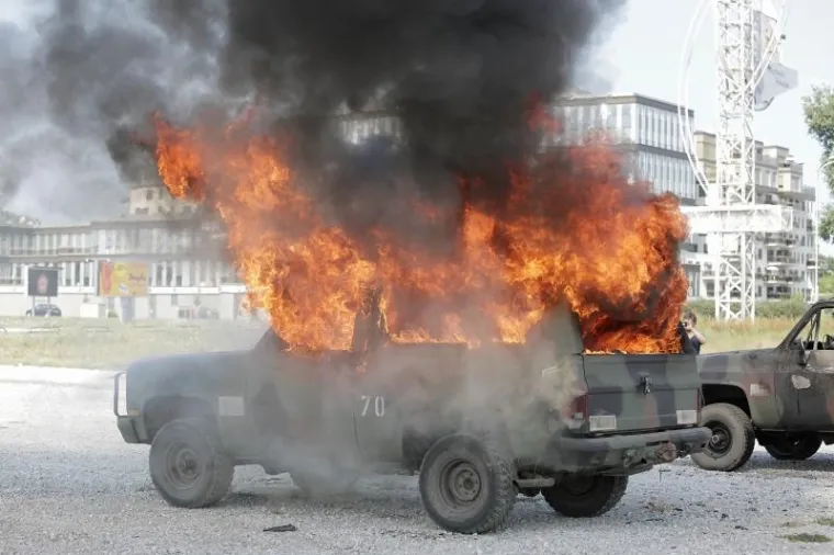 Na parkirali&scaron;tu sa sjeverne strane Inine zgrade, a preko puta Bundek centra, pod nadzorom zagrebackih vatrogasaca zapaljeni su automobili i oprema za potrebe snimanja filma Luca Bessona The Lake.