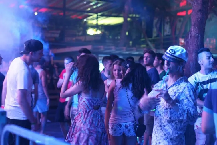 Plaža Zrće, prvi dan Allure Music festivala koji se održava u klubu Kalypso. Na Allure Music festivalu sve DJ-ice, plesačice, hostese su isključivo žene &scaron;to ga čini posebnim među svim drugim festivalima koji se održavaju na Zrću.
