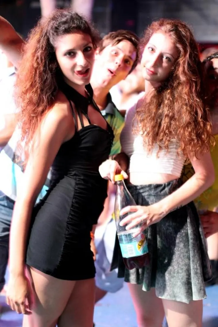 Plaža Zrće, prvi dan Allure Music festivala koji se održava u klubu Kalypso. Na Allure Music festivalu sve DJ-ice, plesačice, hostese su isključivo žene &scaron;to ga čini posebnim među svim drugim festivalima koji se održavaju na Zrću.