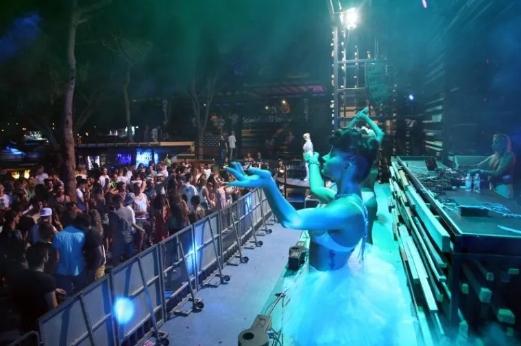 Plaža Zrće, prvi dan Allure Music festivala koji se održava u klubu Kalypso. Na Allure Music festivalu sve DJ-ice, plesačice, hostese su isključivo žene &scaron;to ga čini posebnim među svim drugim festivalima koji se održavaju na Zrću.