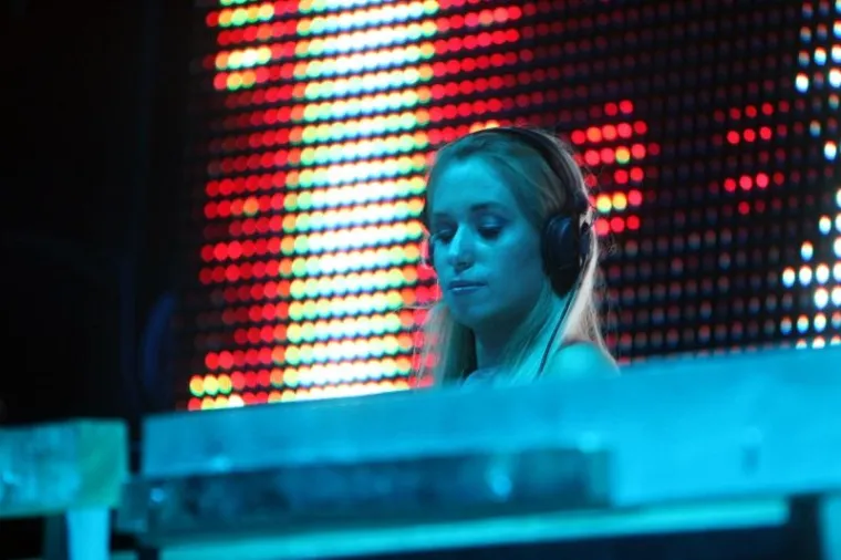 Plaža Zrće, prvi dan Allure Music festivala koji se održava u klubu Kalypso. Na Allure Music festivalu sve DJ-ice, plesačice, hostese su isključivo žene &scaron;to ga čini posebnim među svim drugim festivalima koji se održavaju na Zrću.