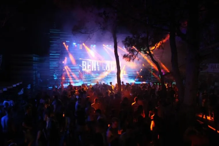 Plaža Zrće, prvi dan Allure Music festivala koji se održava u klubu Kalypso. Na Allure Music festivalu sve DJ-ice, plesačice, hostese su isključivo žene &scaron;to ga čini posebnim među svim drugim festivalima koji se održavaju na Zrću.