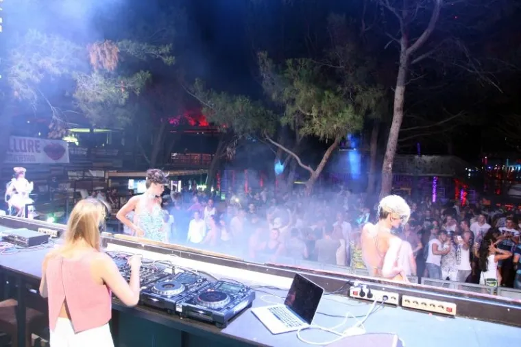Plaža Zrće, prvi dan Allure Music festivala koji se održava u klubu Kalypso. Na Allure Music festivalu sve DJ-ice, plesačice, hostese su isključivo žene &scaron;to ga čini posebnim među svim drugim festivalima koji se održavaju na Zrću.
