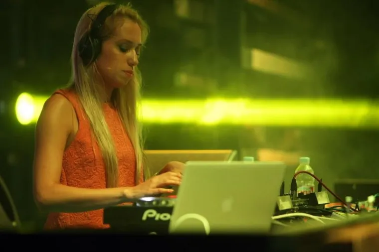 Plaža Zrće, prvi dan Allure Music festivala koji se održava u klubu Kalypso. Na Allure Music festivalu sve DJ-ice, plesačice, hostese su isključivo žene &scaron;to ga čini posebnim među svim drugim festivalima koji se održavaju na Zrću.