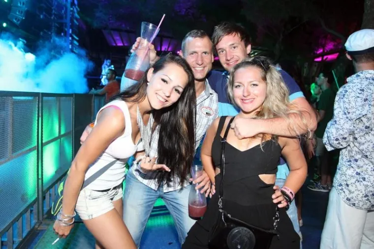 Plaža Zrće, prvi dan Allure Music festivala koji se održava u klubu Kalypso. Na Allure Music festivalu sve DJ-ice, plesačice, hostese su isključivo žene &scaron;to ga čini posebnim među svim drugim festivalima koji se održavaju na Zrću.