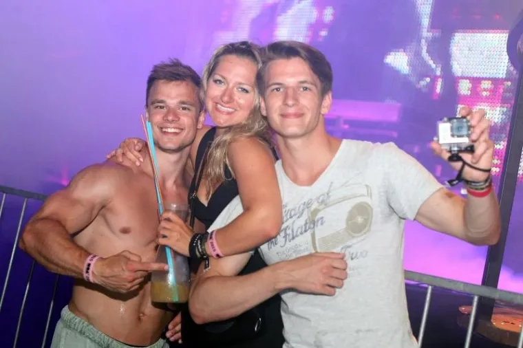 Plaža Zrće, prvi dan Allure Music festivala koji se održava u klubu Kalypso. Na Allure Music festivalu sve DJ-ice, plesačice, hostese su isključivo žene &scaron;to ga čini posebnim među svim drugim festivalima koji se održavaju na Zrću.