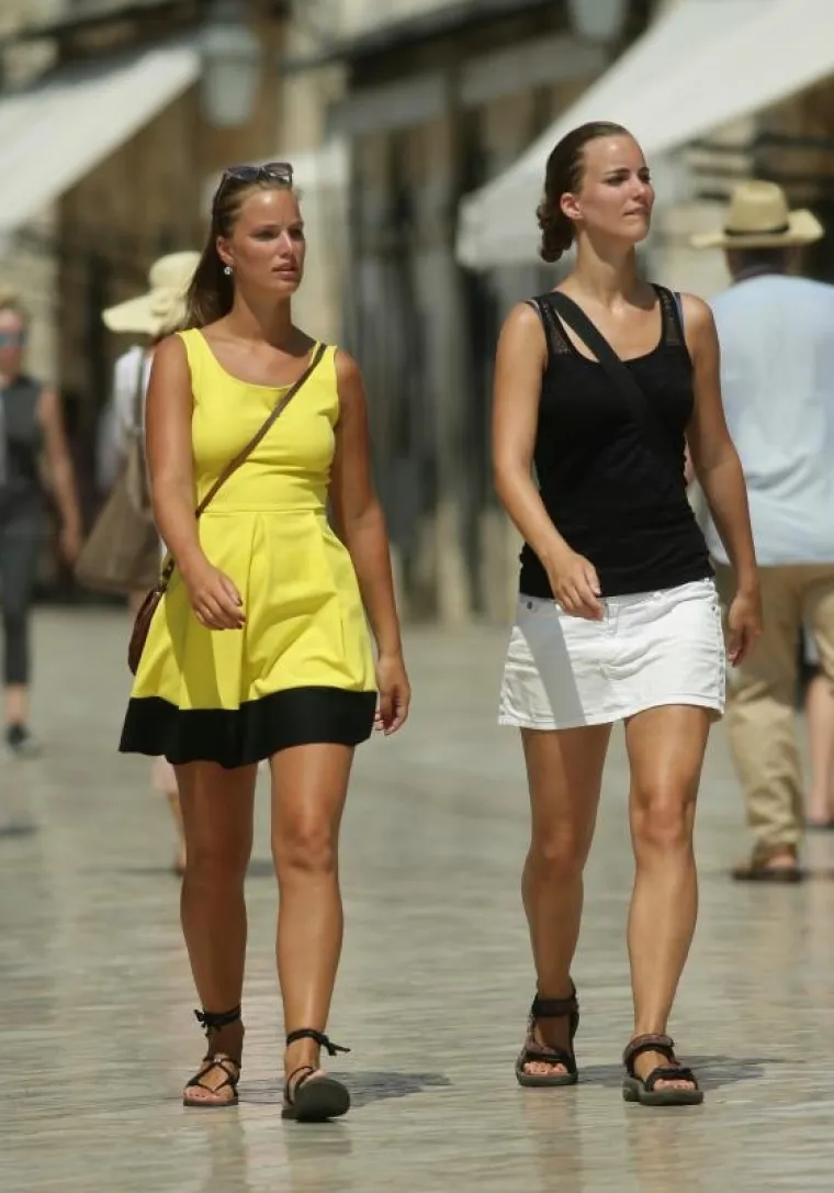 Zgodne turistice šeću dubrovačkim Stradunom.
