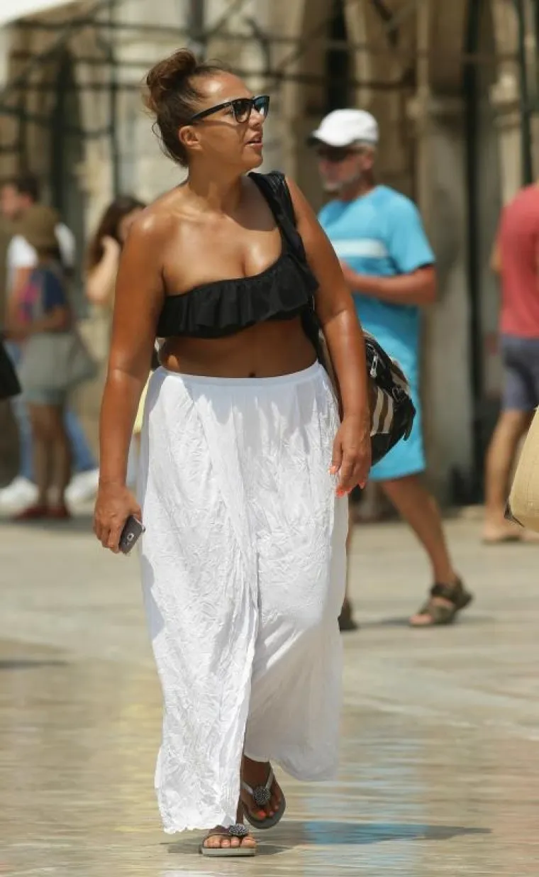 Zgodne turistice šeću dubrovačkim Stradunom.