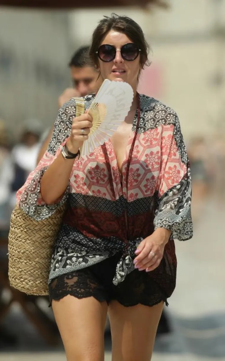 Zgodne turistice šeću dubrovačkim Stradunom.