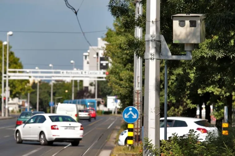 Policija je danas u zagrebačkom naselju Poljanice predstavila nove fiksne uređaje za mjernje brzine. Postavljeni su na desetak lokacija na prometnicama Zagreba, Osijeka i Rijeke.