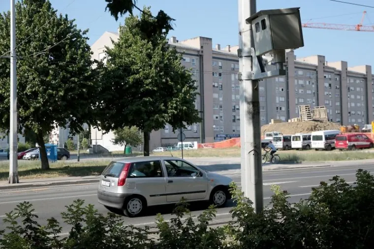 Uz domaće, uređaj može čitati pločice europskih država i država u regiji, ali i troredne registarske tablice motocikla i mopeda koje su jedinstvene u svijetu. 
Snimaju u oba smjera i u obje trake.