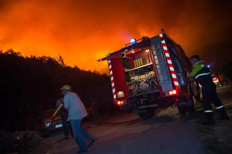 Požar na Pelješcu još je uvijek aktivan, no kiša koja je noćas nenadano pala pomogla je vatrogascima da ga stave pod kontrolu. Iscrpljeni vatrogasci borili su se doslovce za svaku kuću.  Prizori u galeriji zabilježeni su kod zaseoka Dančanje, na cesti prema Brijesti.