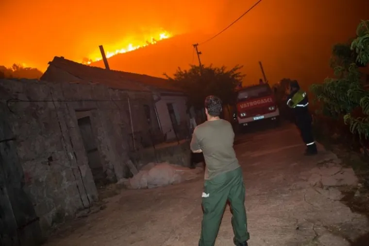 Požar na Pelješcu još je uvijek aktivan, no kiša koja je noćas nenadano pala pomogla je vatrogascima da ga stave pod kontrolu. Iscrpljeni vatrogasci borili su se doslovce za svaku kuću.  Prizori u galeriji zabilježeni su kod zaseoka Dančanje, na cesti prema Brijesti.