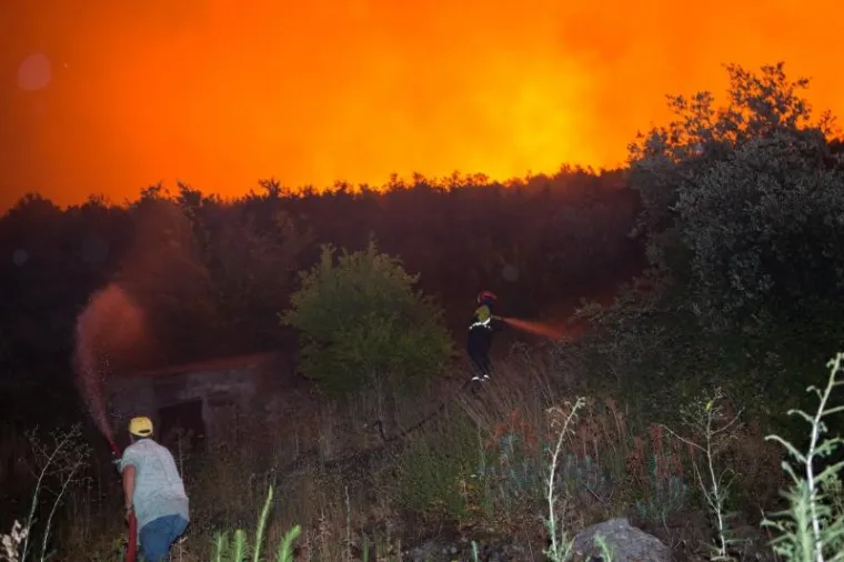 Požar na Pelješcu još je uvijek aktivan, no kiša koja je noćas nenadano pala pomogla je vatrogascima da ga stave pod kontrolu. Iscrpljeni vatrogasci borili su se doslovce za svaku kuću.  Prizori u galeriji zabilježeni su kod zaseoka Dančanje, na cesti prema Brijesti.