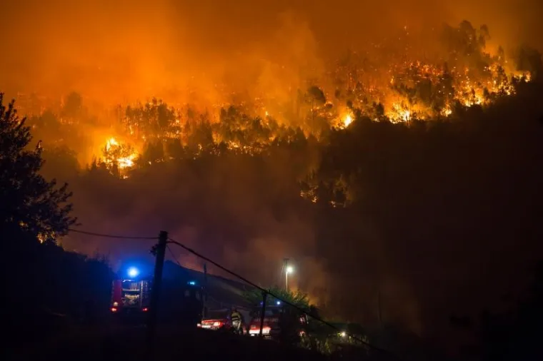 Požar na Pelješcu još je uvijek aktivan, no kiša koja je noćas nenadano pala pomogla je vatrogascima da ga stave pod kontrolu. Iscrpljeni vatrogasci borili su se doslovce za svaku kuću.  Prizori u galeriji zabilježeni su kod zaseoka Dančanje, na cesti prema Brijesti.