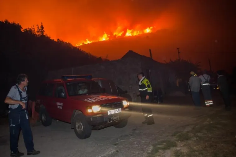 Požar na Pelješcu još je uvijek aktivan, no kiša koja je noćas nenadano pala pomogla je vatrogascima da ga stave pod kontrolu. Iscrpljeni vatrogasci borili su se doslovce za svaku kuću.  Prizori u galeriji zabilježeni su kod zaseoka Dančanje, na cesti prema Brijesti.