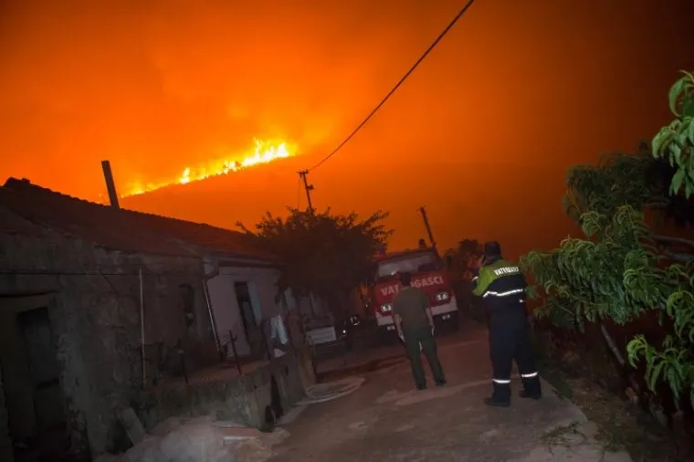 Požar na Pelješcu još je uvijek aktivan, no kiša koja je noćas nenadano pala pomogla je vatrogascima da ga stave pod kontrolu. Iscrpljeni vatrogasci borili su se doslovce za svaku kuću.  Prizori u galeriji zabilježeni su kod zaseoka Dančanje, na cesti prema Brijesti.