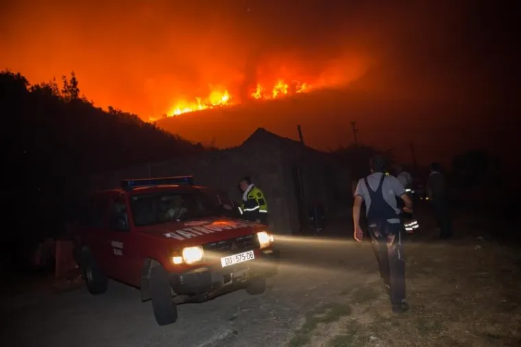 Požar na Pelješcu još je uvijek aktivan, no kiša koja je noćas nenadano pala pomogla je vatrogascima da ga stave pod kontrolu. Iscrpljeni vatrogasci borili su se doslovce za svaku kuću.  Prizori u galeriji zabilježeni su kod zaseoka Dančanje, na cesti prema Brijesti.