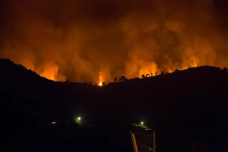 Požar na Pelje&scaron;cu jo&scaron; je uvijek aktivan, no ki&scaron;a koja je noćas nenadano pala pomogla je vatrogascima da ga stave pod kontrolu. Iscrpljeni vatrogasci borili su se doslovce za svaku kuću.  Prizori u galeriji zabilježeni su kod zaseoka Dančanje, na cesti prema Brijesti.