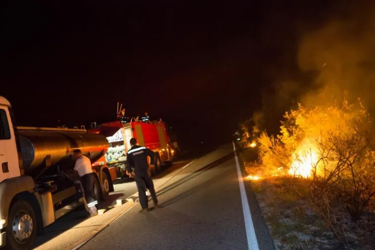 Požar na Pelje&scaron;cu jo&scaron; je uvijek aktivan, no ki&scaron;a koja je noćas nenadano pala pomogla je vatrogascima da ga stave pod kontrolu. Iscrpljeni vatrogasci borili su se doslovce za svaku kuću.  Prizori u galeriji zabilježeni su kod zaseoka Dančanje, na cesti prema Brijesti.