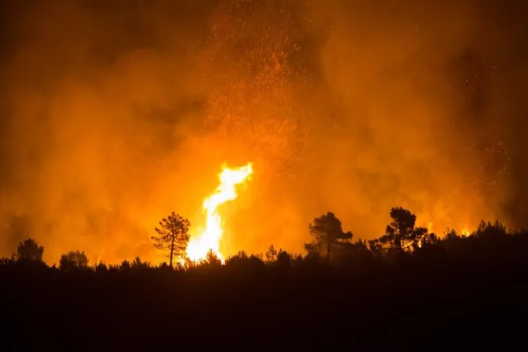 Požar na Pelje&scaron;cu jo&scaron; je uvijek aktivan, no ki&scaron;a koja je noćas nenadano pala pomogla je vatrogascima da ga stave pod kontrolu. Iscrpljeni vatrogasci borili su se doslovce za svaku kuću.  Prizori u galeriji zabilježeni su kod zaseoka Dančanje, na cesti prema Brijesti.