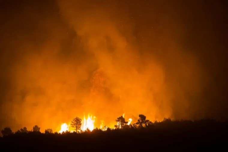 Požar na Pelje&scaron;cu jo&scaron; je uvijek aktivan, no ki&scaron;a koja je noćas nenadano pala pomogla je vatrogascima da ga stave pod kontrolu. Iscrpljeni vatrogasci borili su se doslovce za svaku kuću.  Prizori u galeriji zabilježeni su kod zaseoka Dančanje, na cesti prema Brijesti.