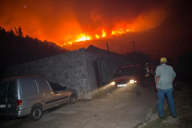 Požar na Pelje&scaron;cu jo&scaron; je uvijek aktivan, no ki&scaron;a koja je noćas nenadano pala pomogla je vatrogascima da ga stave pod kontrolu. Iscrpljeni vatrogasci borili su se doslovce za svaku kuću.  Prizori u galeriji zabilježeni su kod zaseoka Dančanje, na cesti prema Brijesti.
