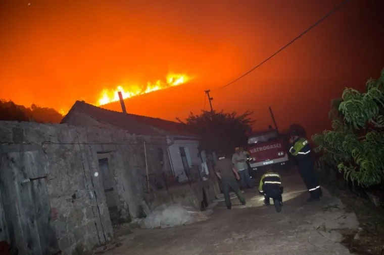 Požar na Pelje&scaron;cu jo&scaron; je uvijek aktivan, no ki&scaron;a koja je noćas nenadano pala pomogla je vatrogascima da ga stave pod kontrolu. Iscrpljeni vatrogasci borili su se doslovce za svaku kuću.  Prizori u galeriji zabilježeni su kod zaseoka Dančanje, na cesti prema Brijesti.