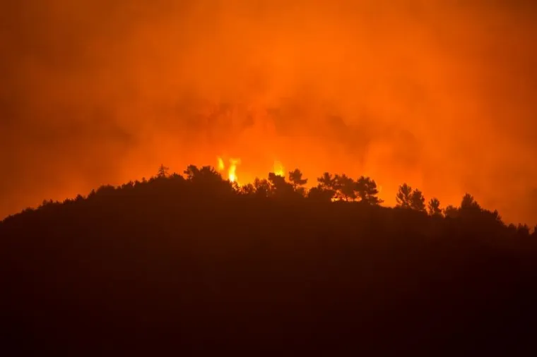 Požar na Pelje&scaron;cu jo&scaron; je uvijek aktivan, no ki&scaron;a koja je noćas nenadano pala pomogla je vatrogascima da ga stave pod kontrolu. Iscrpljeni vatrogasci borili su se doslovce za svaku kuću.  Prizori u galeriji zabilježeni su kod zaseoka Dančanje, na cesti prema Brijesti.