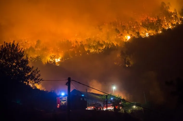 Požar na Pelje&scaron;cu jo&scaron; je uvijek aktivan, no ki&scaron;a koja je noćas nenadano pala pomogla je vatrogascima da ga stave pod kontrolu. Iscrpljeni vatrogasci borili su se doslovce za svaku kuću.  Prizori u galeriji zabilježeni su kod zaseoka Dančanje, na cesti prema Brijesti.