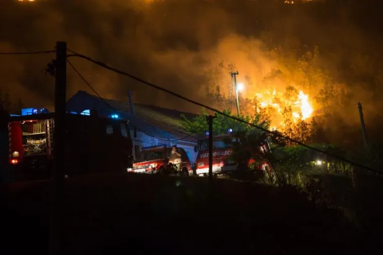 Požar na Pelje&scaron;cu jo&scaron; je uvijek aktivan, no ki&scaron;a koja je noćas nenadano pala pomogla je vatrogascima da ga stave pod kontrolu. Iscrpljeni vatrogasci borili su se doslovce za svaku kuću.  Prizori u galeriji zabilježeni su kod zaseoka Dančanje, na cesti prema Brijesti.