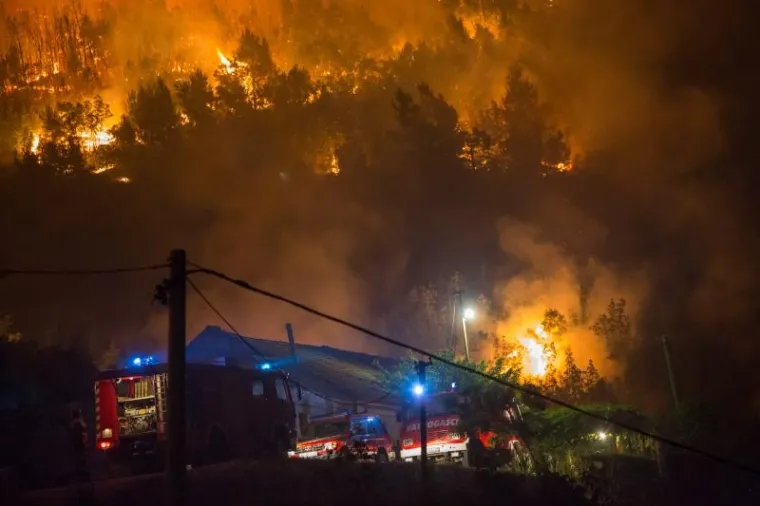 Požar na Pelje&scaron;cu jo&scaron; je uvijek aktivan, no ki&scaron;a koja je noćas nenadano pala pomogla je vatrogascima da ga stave pod kontrolu. Iscrpljeni vatrogasci borili su se doslovce za svaku kuću.  Prizori u galeriji zabilježeni su kod zaseoka Dančanje, na cesti prema Brijesti.