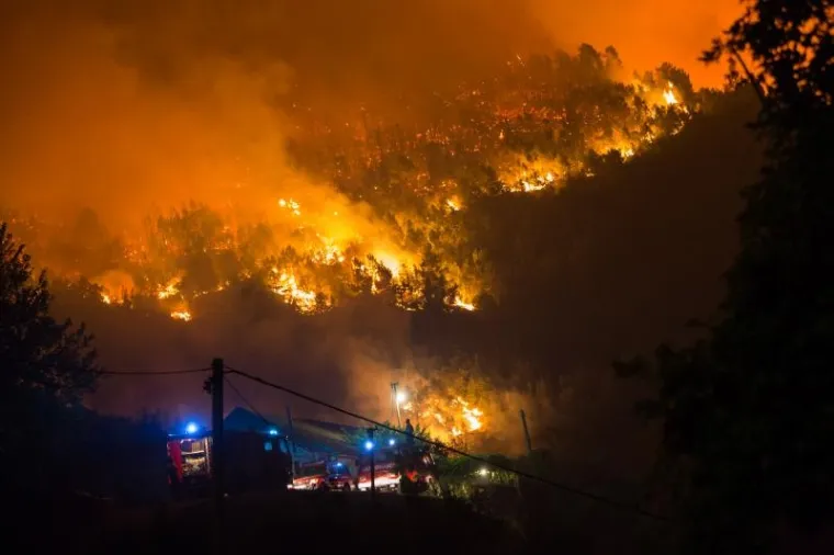 Požar na Pelje&scaron;cu jo&scaron; je uvijek aktivan, no ki&scaron;a koja je noćas nenadano pala pomogla je vatrogascima da ga stave pod kontrolu. Iscrpljeni vatrogasci borili su se doslovce za svaku kuću.  Prizori u galeriji zabilježeni su kod zaseoka Dančanje, na cesti prema Brijesti.
