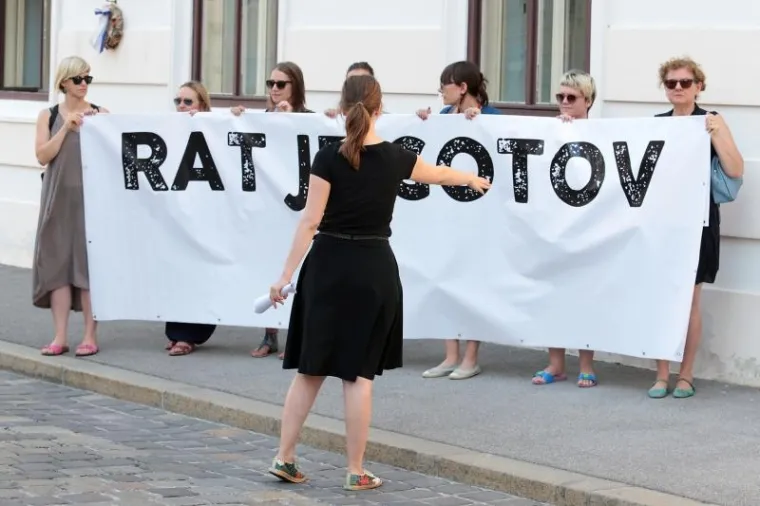 Članovi Centra za mirovne studije prosvjedovali su ispred Banskih dvora protiv održavanja vojne parade za Dan domovinske zahvalnosti jer smatraju da je pozornost vladajućih, Predsjednice RH i Predsjednika Vlade RH usmjerena na obilježavanje godišnjica vojnih akcija ali ne i na uspješnu izgradnju mira u zemlji.