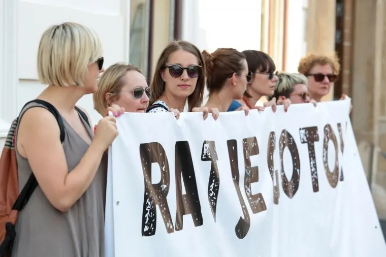 Članovi Centra za mirovne studije prosvjedovali su ispred Banskih dvora protiv održavanja vojne parade za Dan domovinske zahvalnosti jer smatraju da je pozornost vladajućih, Predsjednice RH i Predsjednika Vlade RH usmjerena na obilježavanje godišnjica vojnih akcija ali ne i na uspješnu izgradnju mira u zemlji.
