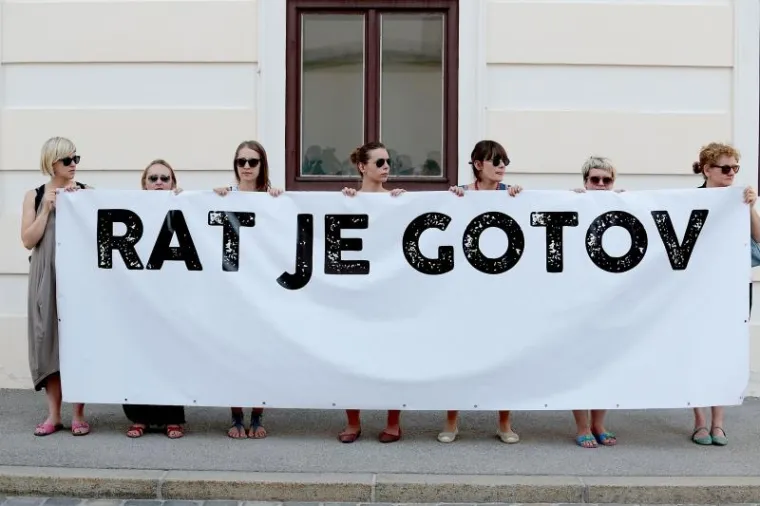 Članovi Centra za mirovne studije prosvjedovali su ispred Banskih dvora protiv održavanja vojne parade za Dan domovinske zahvalnosti jer smatraju da je pozornost vladajućih, Predsjednice RH i Predsjednika Vlade RH usmjerena na obilježavanje godišnjica vojnih akcija ali ne i na uspješnu izgradnju mira u zemlji.