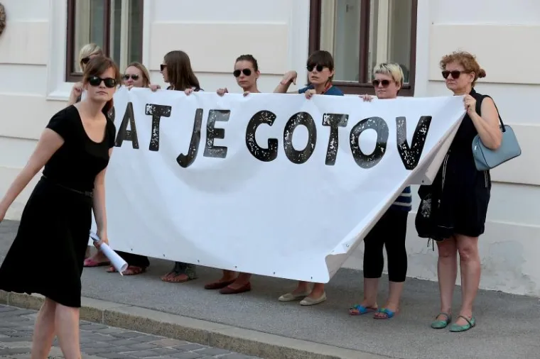 Članovi Centra za mirovne studije prosvjedovali su ispred Banskih dvora protiv održavanja vojne parade za Dan domovinske zahvalnosti jer smatraju da je pozornost vladajućih, Predsjednice RH i Predsjednika Vlade RH usmjerena na obilježavanje godišnjica vojnih akcija ali ne i na uspješnu izgradnju mira u zemlji.