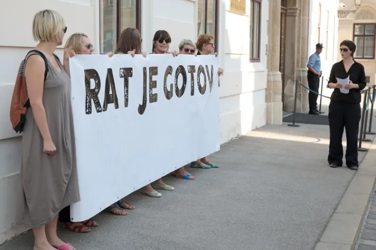Članovi Centra za mirovne studije prosvjedovali su ispred Banskih dvora protiv održavanja vojne parade za Dan domovinske zahvalnosti jer smatraju da je pozornost vladajućih, Predsjednice RH i Predsjednika Vlade RH usmjerena na obilježavanje godišnjica vojnih akcija ali ne i na uspješnu izgradnju mira u zemlji.